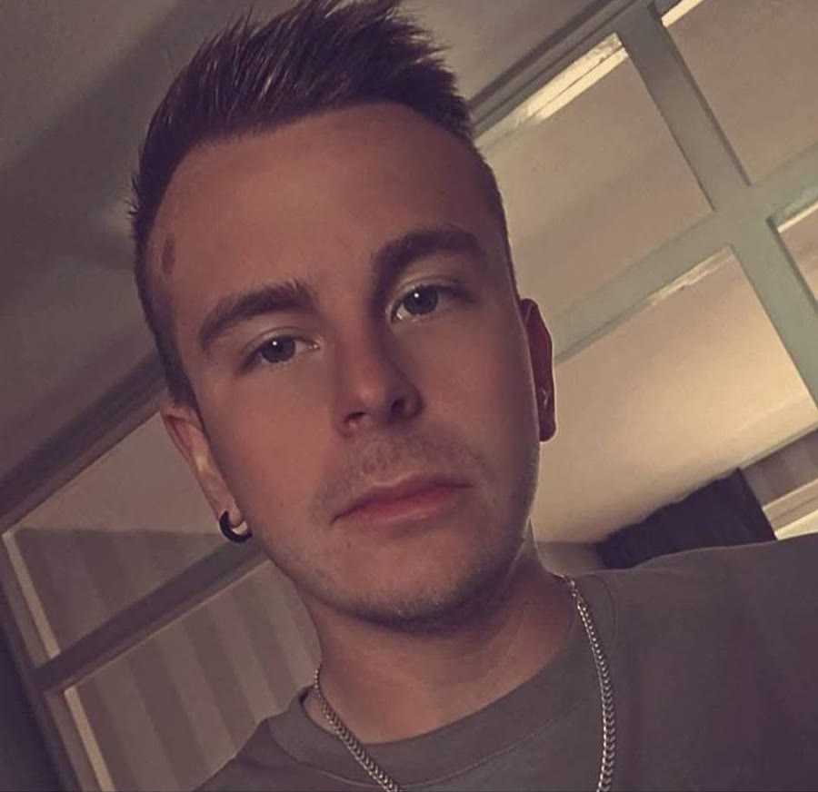 Hampus Zetterström, som tar med besökarna på rundvandring på gården
