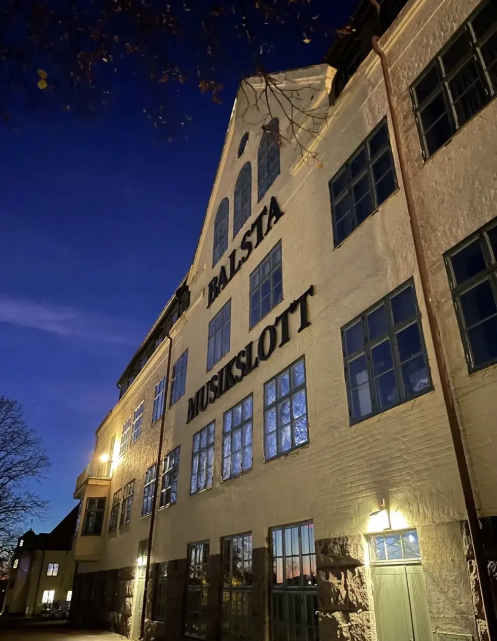 Balsta Musikslott i Eskilstuna i skymningen. Bilderna i den här artikeln är tagna där.