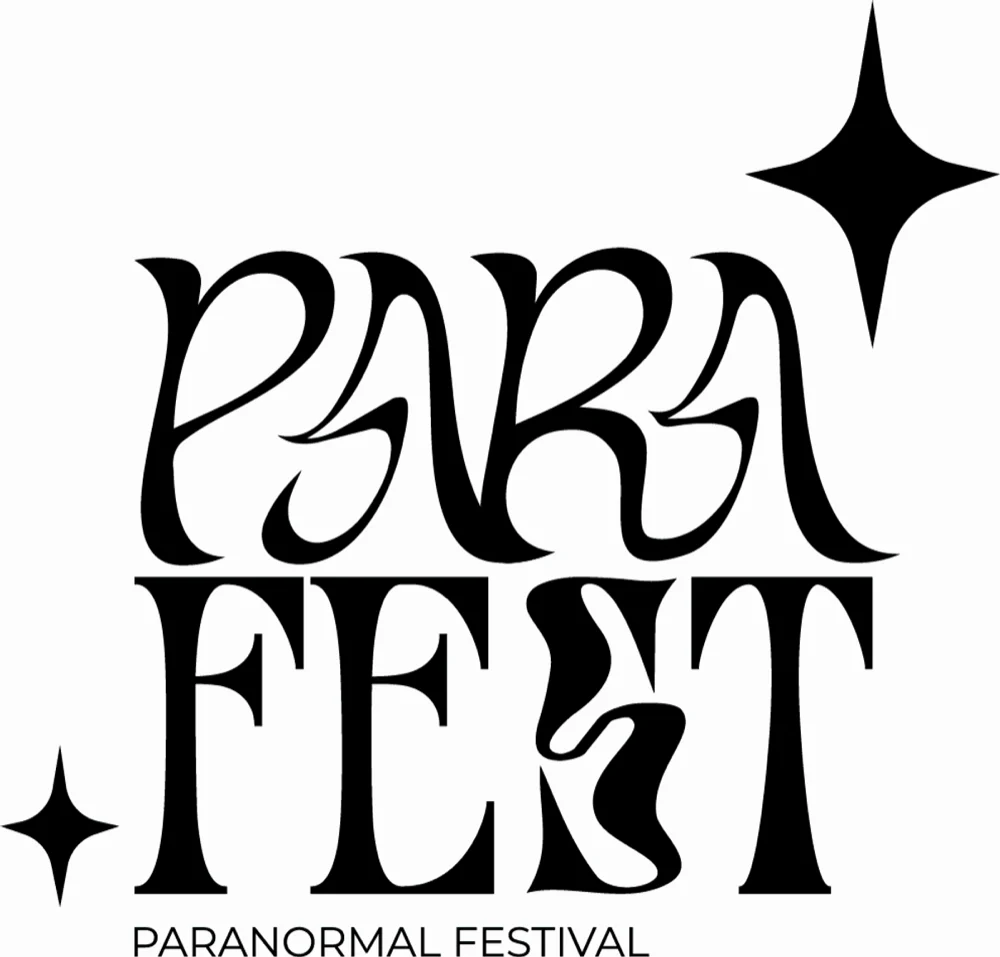Paranormal Festivals logotyp, ordet PARAFEST i svart med fyruddiga stjärnor