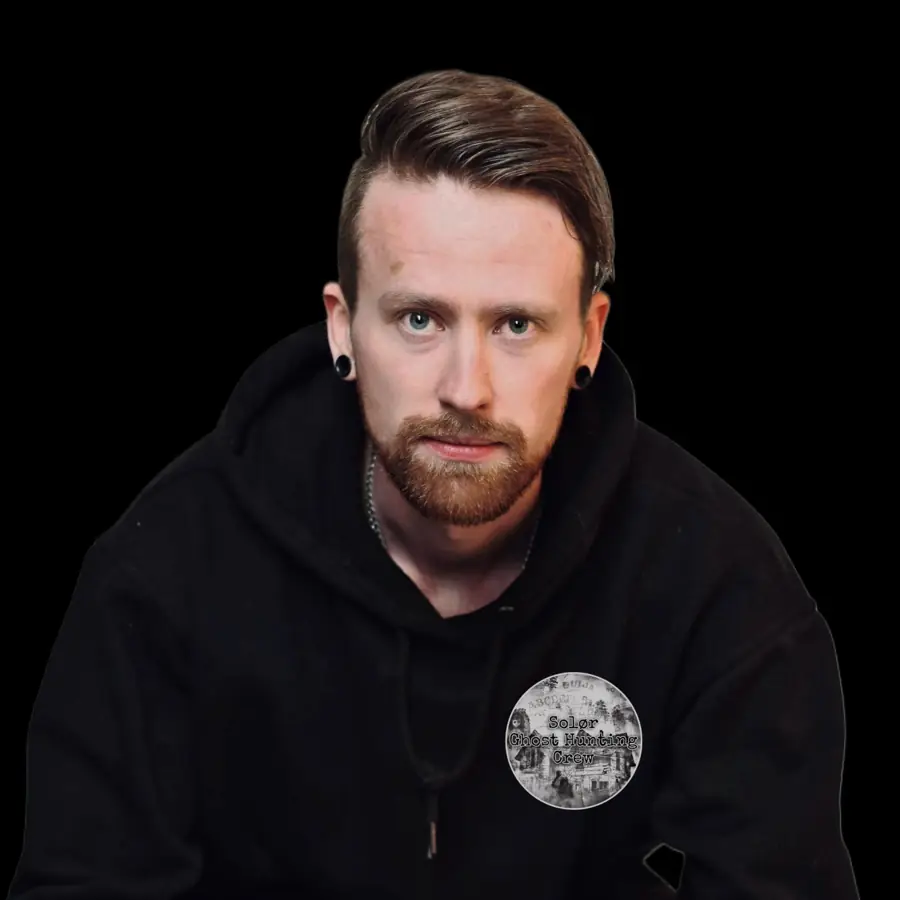 Kim fra Solør Ghost Hunting Crew, portræt mod sort baggrund